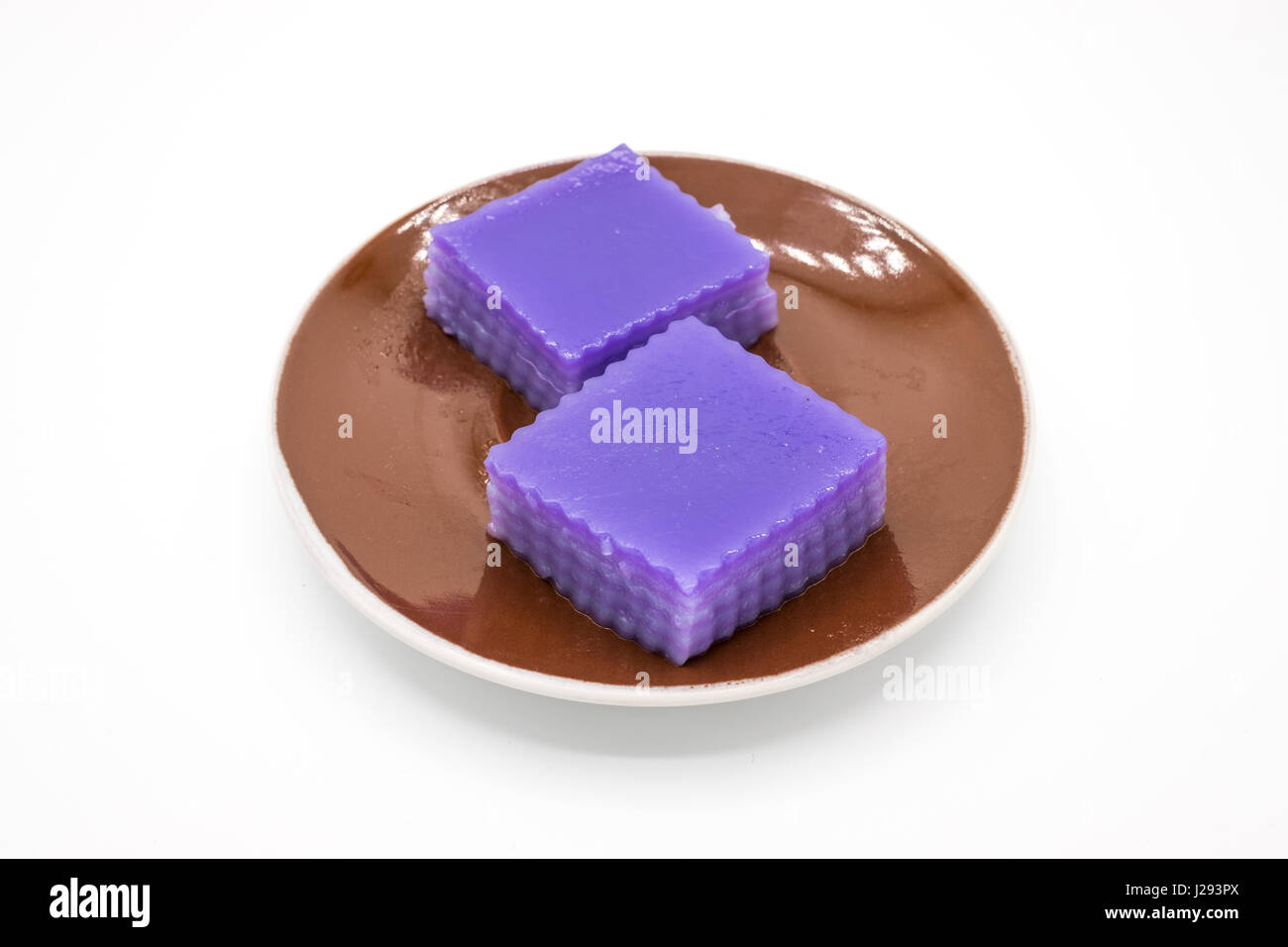 Gâteau sucré couche ,Kanom Chan Thai style fond blanc. Banque D'Images