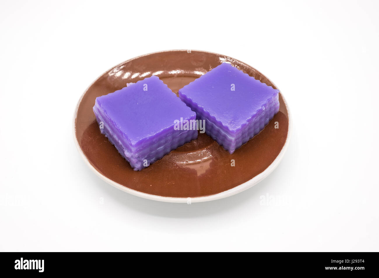 Gâteau sucré couche ,Kanom Chan Thai style fond blanc. Banque D'Images