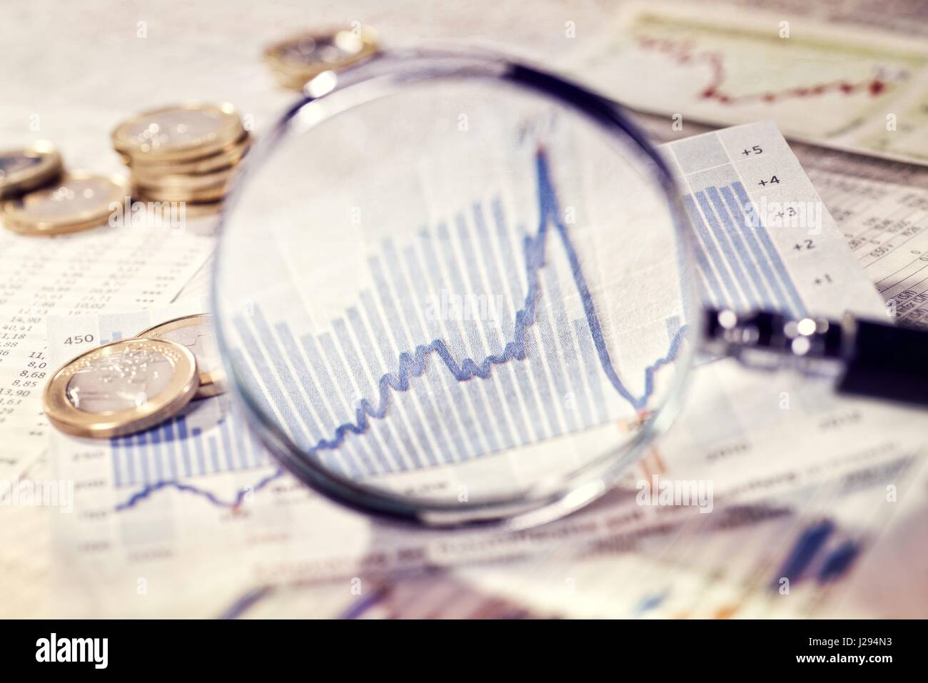 Porte loupe un graphique avec une courbe ascendante. Dans le monde d'utilisation | Banque D'Images