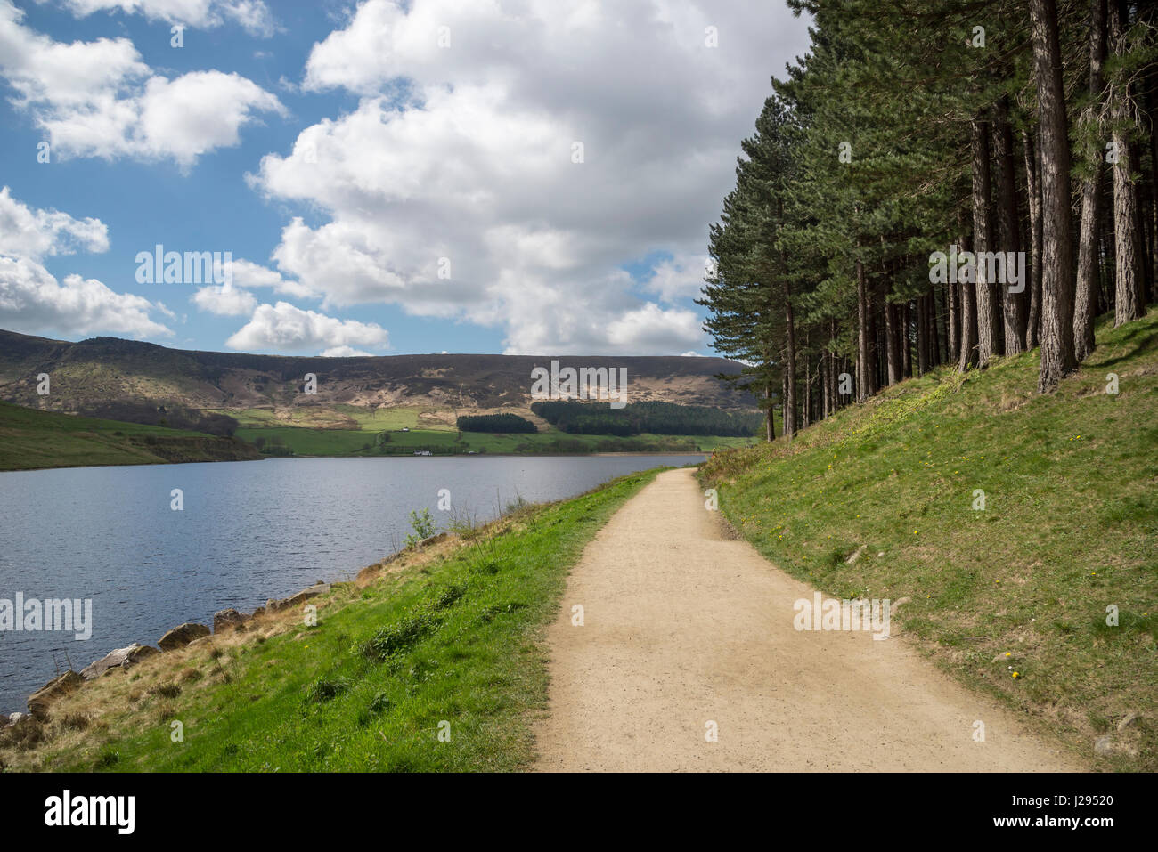 Belle journée de printemps à réservoir Pierre Colombe, Greenfield, Greater Manchester, Angleterre Banque D'Images