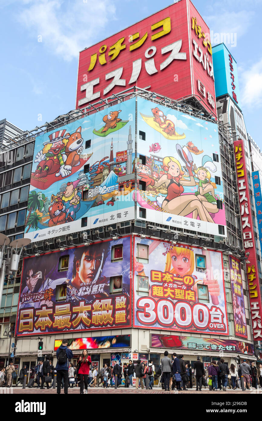 Shinjuku, le Japon - avril 8th, 2017 Un coin bondé avec un bâtiment plein de conseils en publicité Shinjuku. Banque D'Images