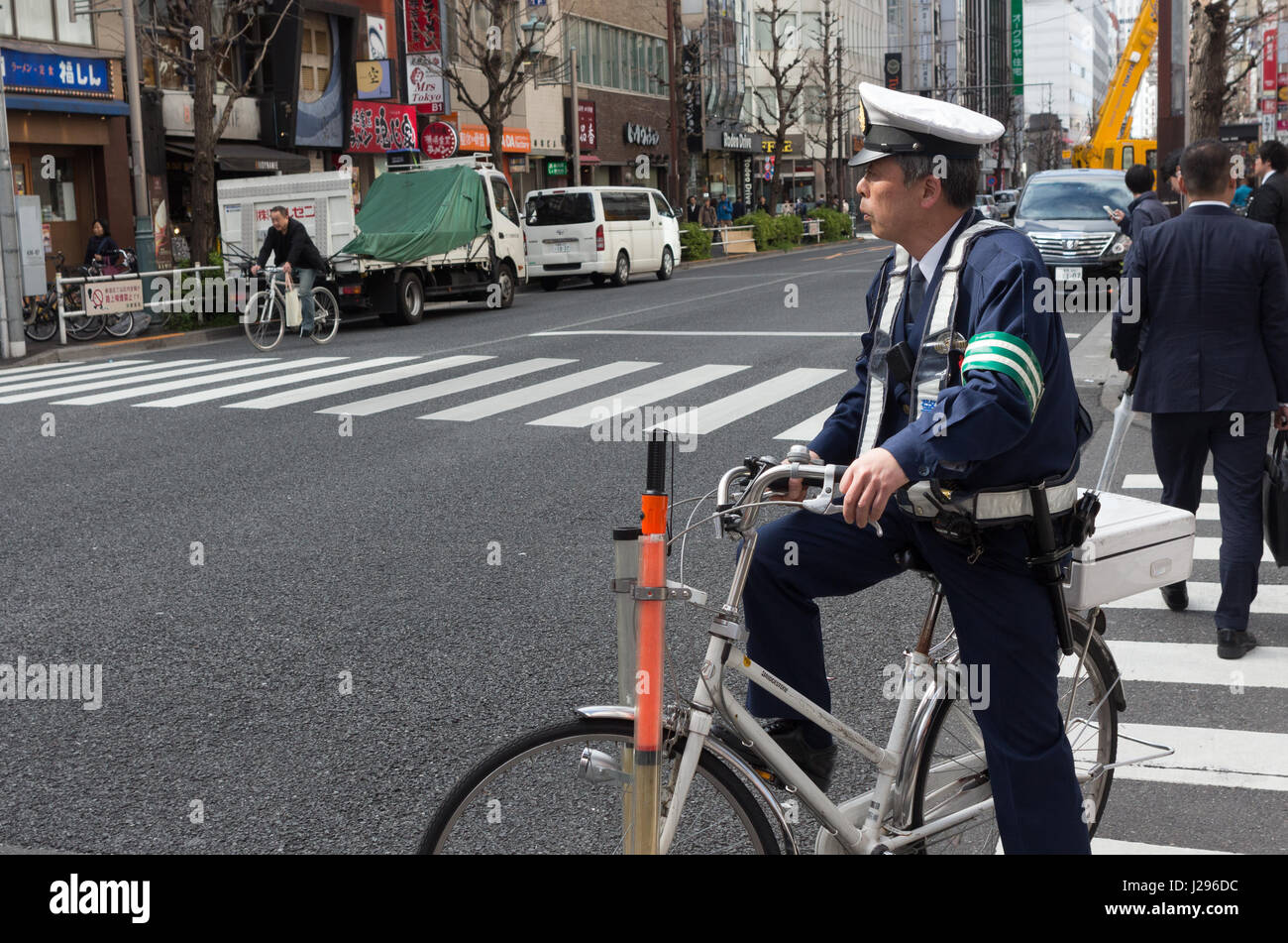 Tokyo, Japon - 8 avril 2017 : policier japonais assis sur un vélo à Tokyo, Japon. Banque D'Images
