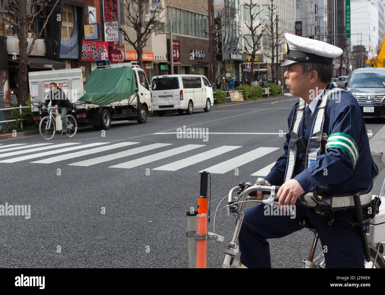 Tokyo, Japon - 8 avril 2017 : policier japonais assis sur un vélo à Tokyo, Japon. Banque D'Images