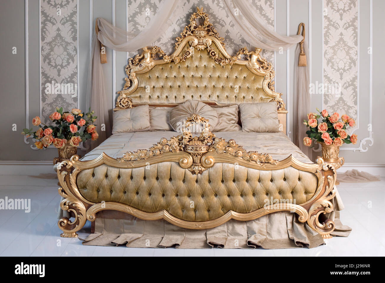 Chambre De luxe dans des couleurs claires avec des meubles d'or  d'informations. Grand lit double confortable dans l'élégant royal intérieur  classique Photo Stock - Alamy