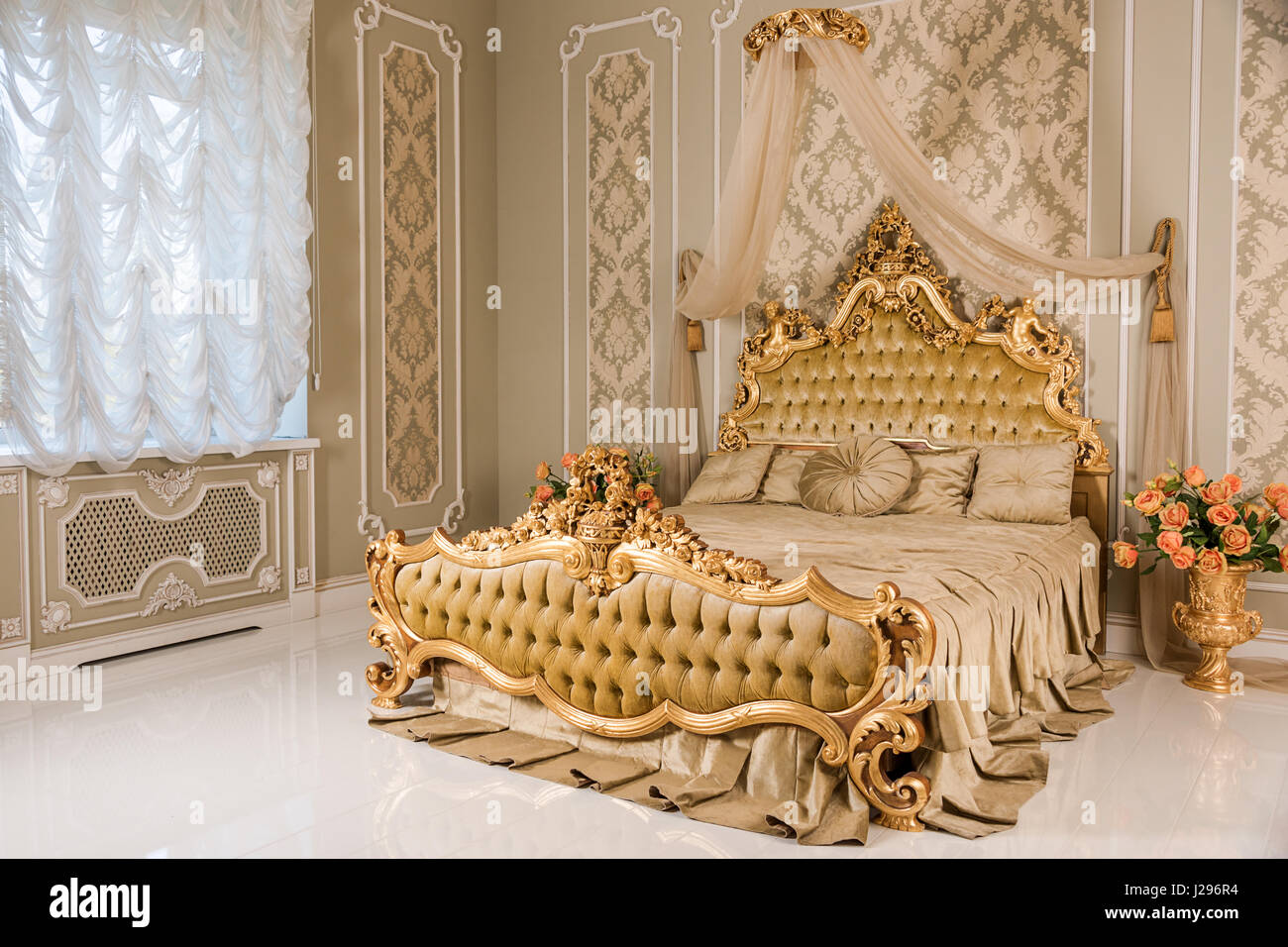 Chambre De luxe dans des couleurs claires avec des meubles d'or d'informations.  Grand lit double confortable dans l'élégant royal intérieur classique Photo  Stock - Alamy