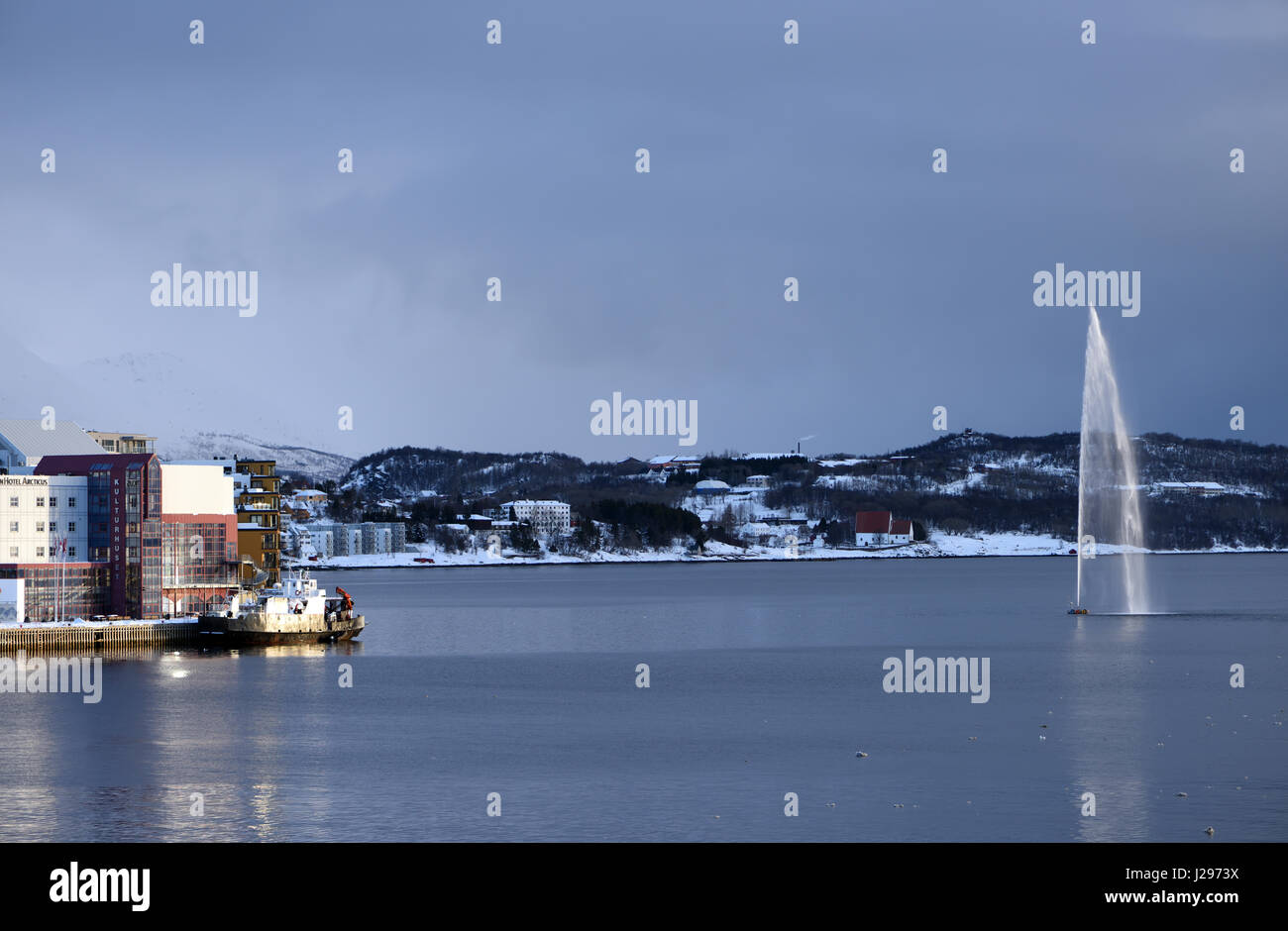 Le Selbanes Selbanes Seil, voile, fontaine dans le port de Harstad. Harstad, Troms, Norvège. Banque D'Images