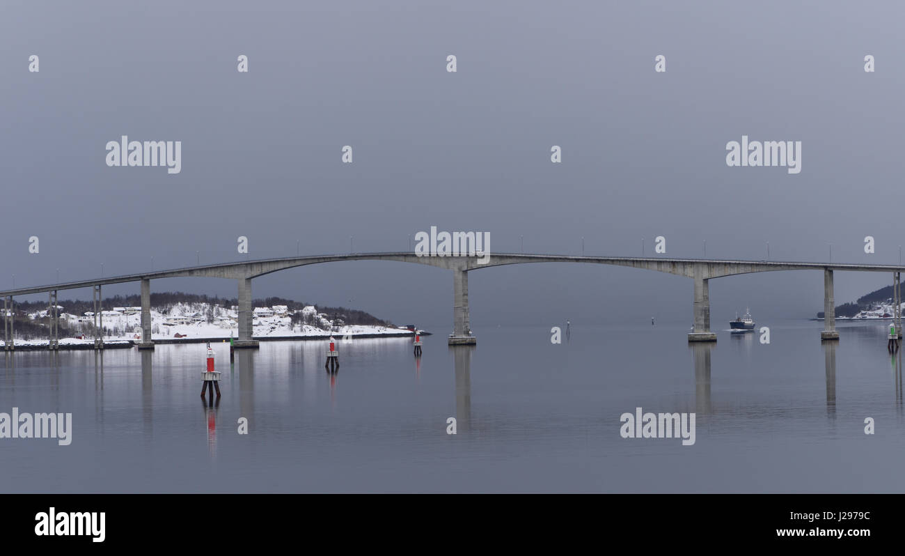 Pont Gisund, Gisundbrua, traverse le détroit d'Gisundet à partir de la ville de Finnsnes sur le continent pour le village de Silsand sur l'île de Senja. Banque D'Images