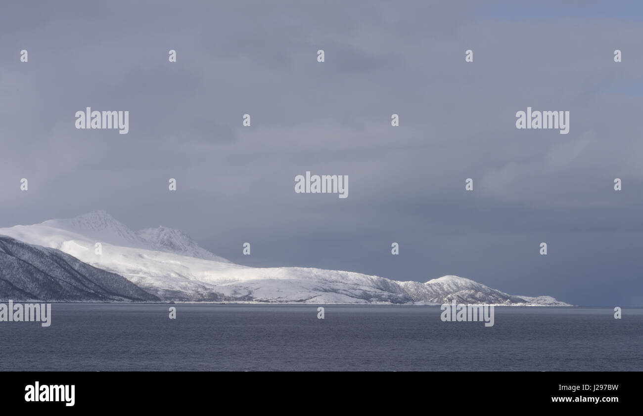 Un paysage d'hiver enneigé, vu de la route de l'Hurtigruten Finnsnes à Tromso. Troms, Norvège. Banque D'Images