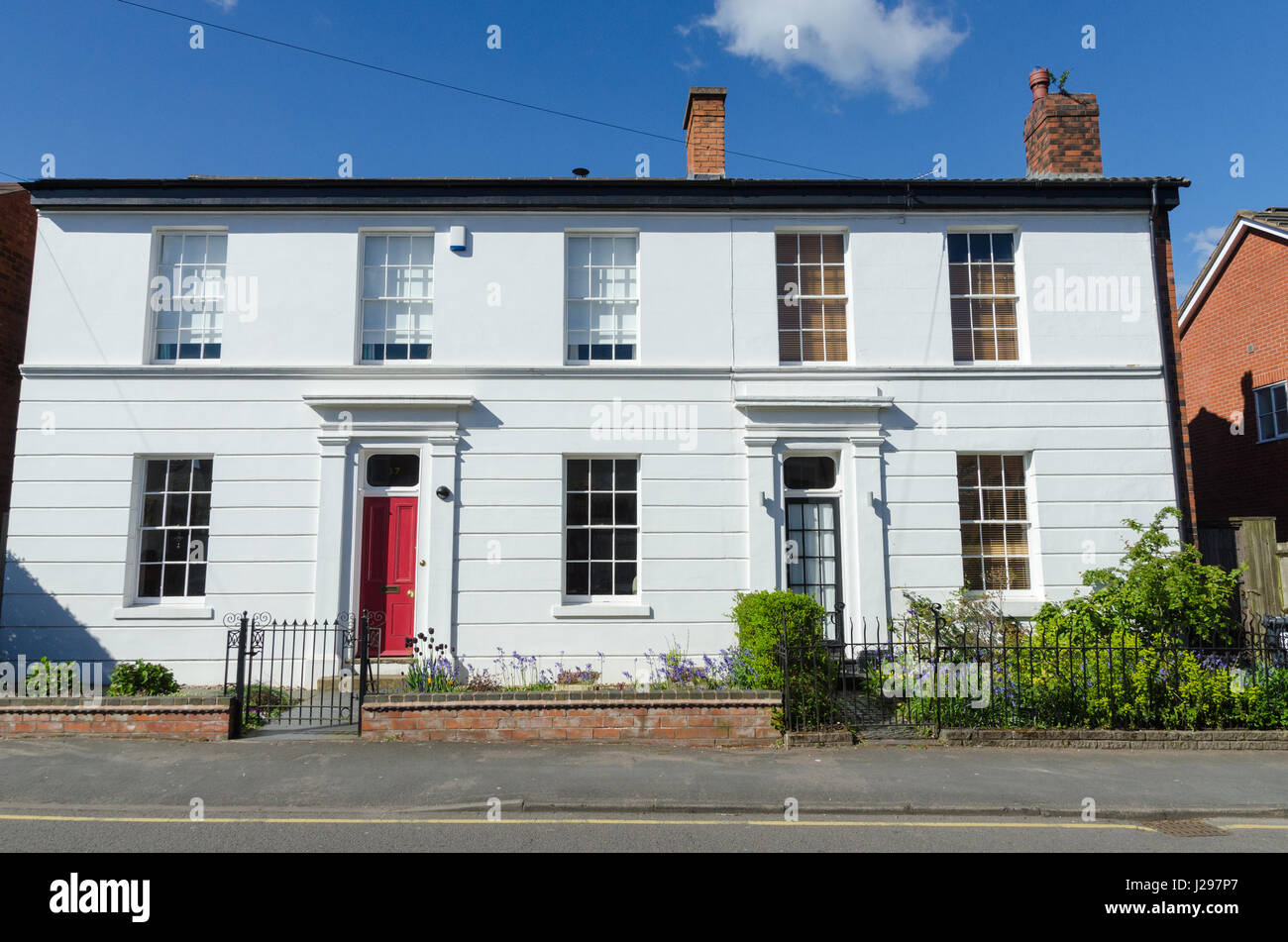 Paire de maisons victoriennes blanc attrayant dans la banlieue de Birmingham Harborne Banque D'Images