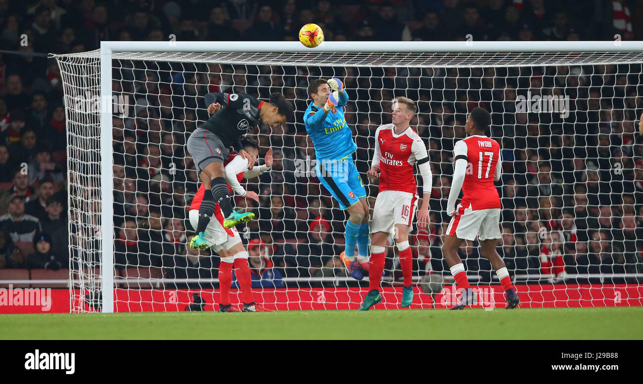 Virgil van Dijk de Southampton entre en collision avec d'arsenaux nucléaires Emiliano Martinez au cours de l'EFL Cup quarter-final match entre Arsenal et de Southampton à l'Emirates Stadium à Londres. Le 30 novembre 2016. Utilisez uniquement rédactionnel - Premier League Ligue de football et les images sont soumis à licence DataCo voir le www.football-dataco.com Banque D'Images