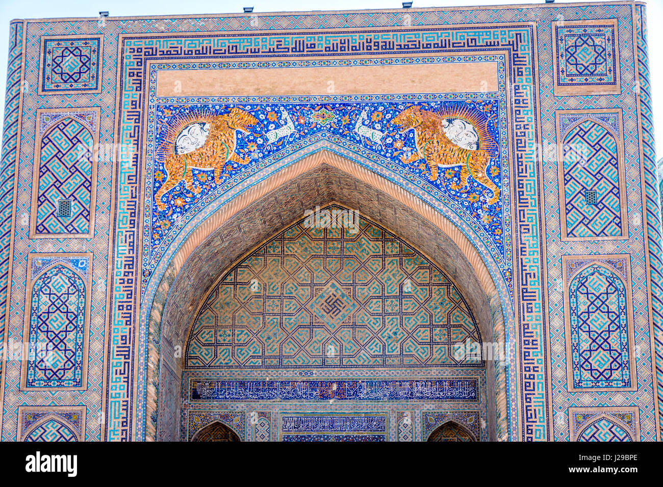 L'art de la mosaïque avec les tigres et les animaux sur Sher Dor Madrasah, Samarkand, Ouzbékistan Reghistan Banque D'Images