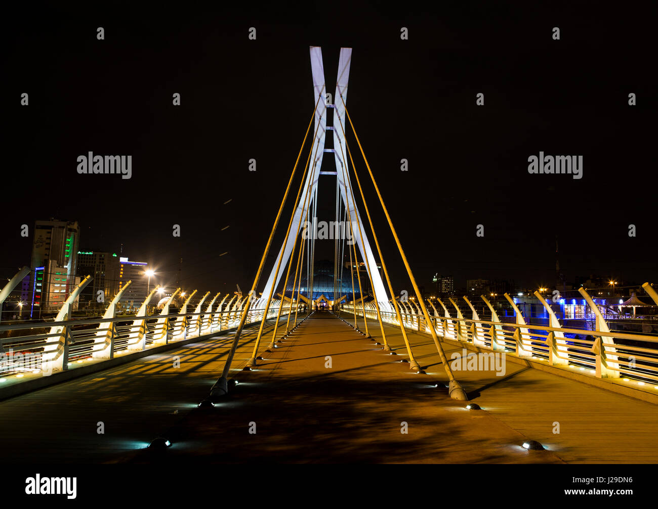 Pont cantilever à Téhéran iran ,nuit Banque D'Images