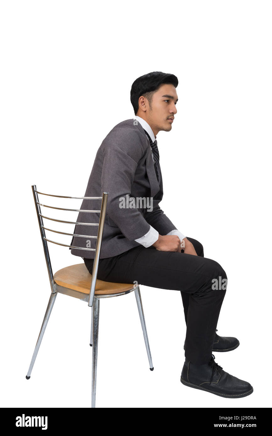 Jeune asiatique beau mâle startup entrepreneur Businessman wearing costume gris assis sur une chaise et de penser sur fond blanc Banque D'Images