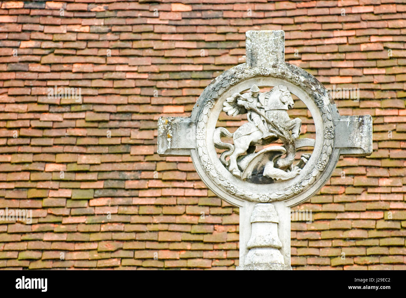 St George et le dragon monument contre un toit de tuiles background Banque D'Images