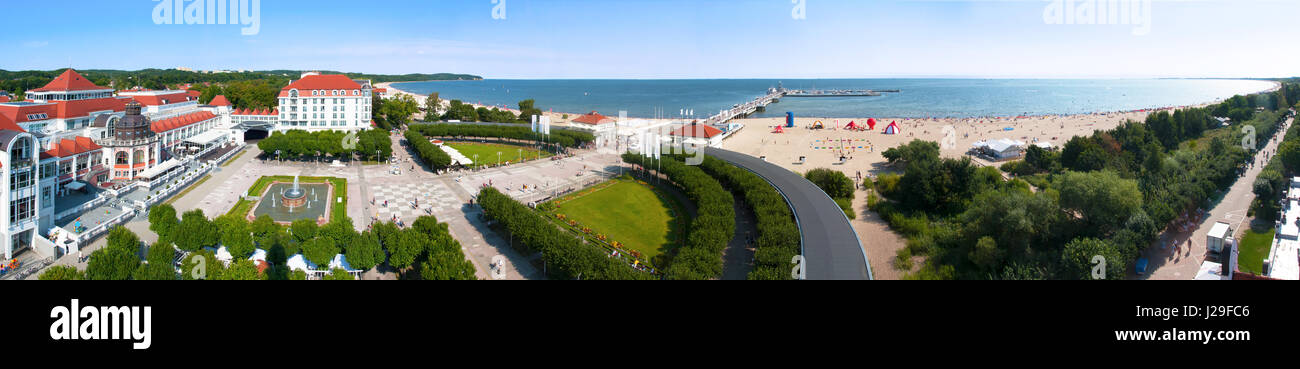 Large panorama de Sopot resort en Pologne en été, avec plage, pier (Molo), La Baie de Gdansk, promenades, hôtels, restaurants, fontaine et locations infrast Banque D'Images