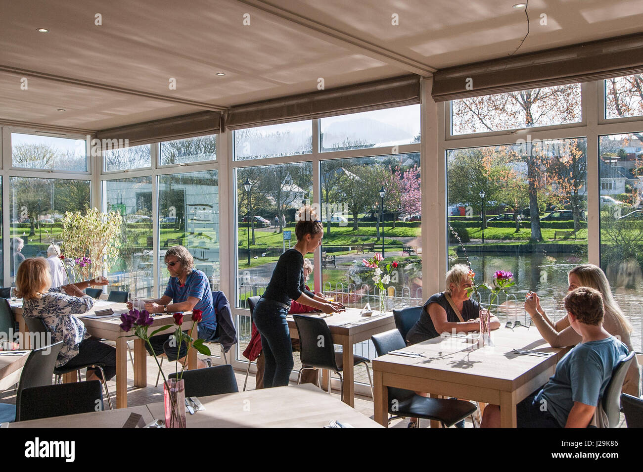 Restaurant Les clients de l'intérieur des murs en verre Tables serveuse Personnes Newquay Cornwall Banque D'Images