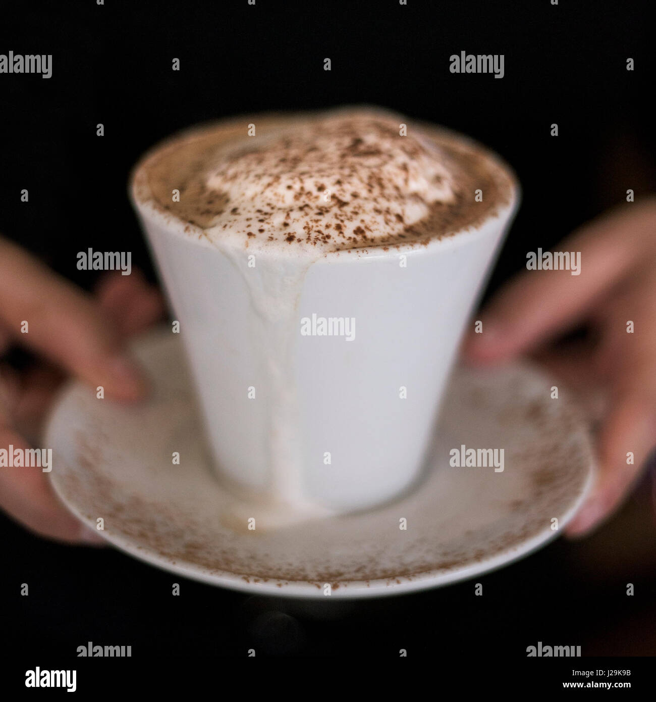 Cappuccino Tasse soucoupe vermicelles de chocolat mousse café servant des rafraîchissements pause café italien Banque D'Images