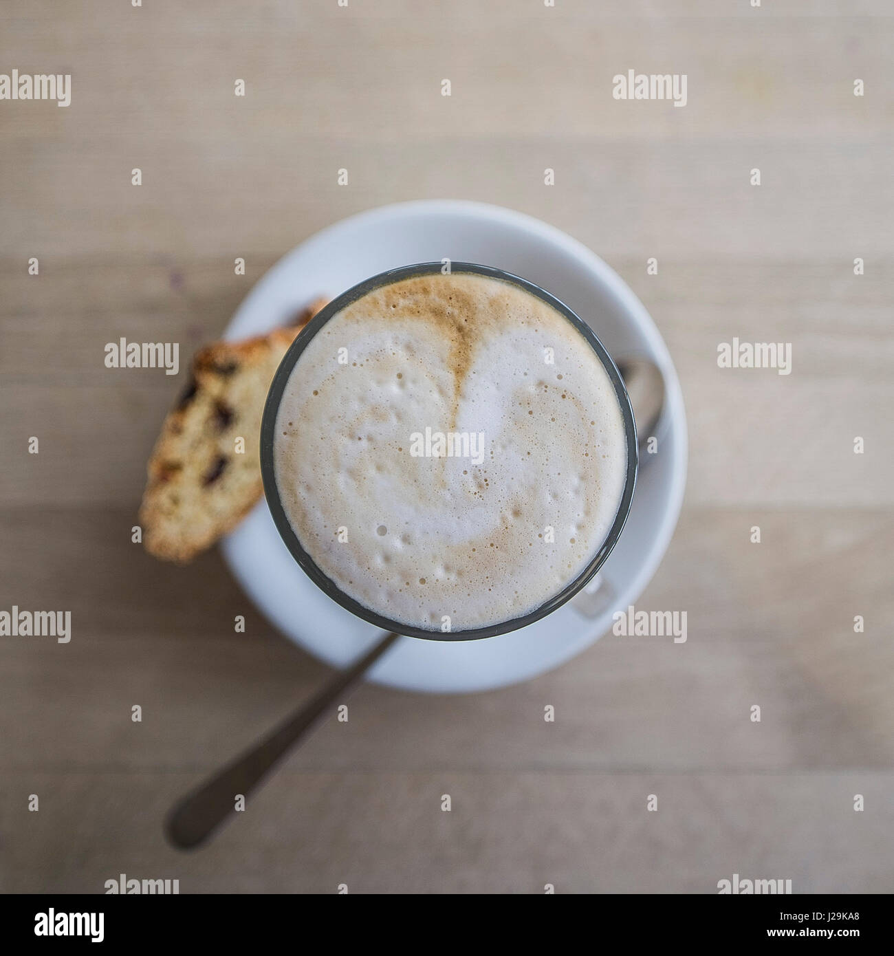 Vue rapprochée du café latte Biscottes pause café biscuit mousse personne Rafraîchissements Banque D'Images