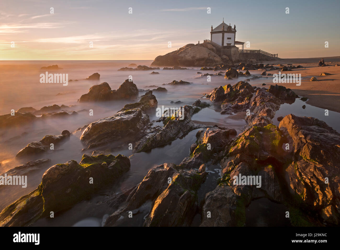 Capela do Senhor da Pedra avec coucher de soleil, le Portugal, l'Europe Banque D'Images