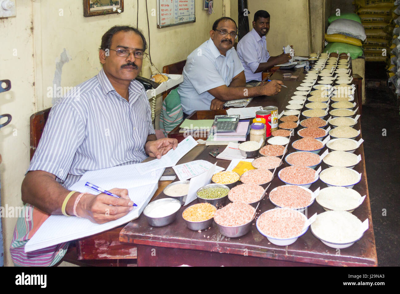 Les commerçants de riz au travail dans leur bureau dans le district de Pettah, Colombo, Sri Lanka Banque D'Images