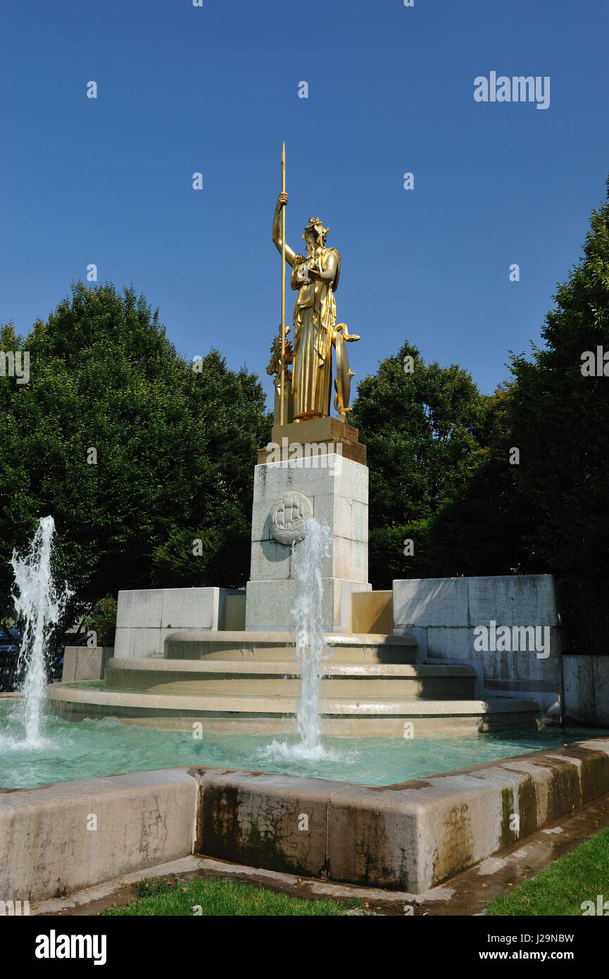 France, Paris, statue de la Porte dorée à l'entrée du Bois de Vincennes,  square des combattants d'Indochine, Fontaine de la Porte Doree Photo Stock  - Alamy