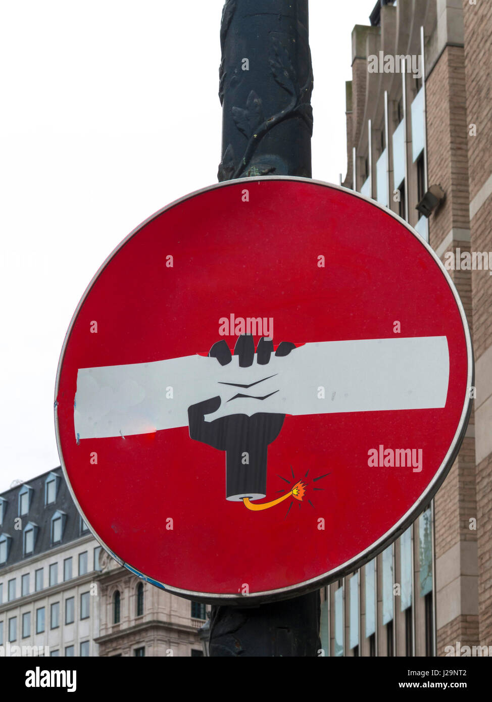 Belgique, Bruxelles, aucun signe d'entrée déformé par un artiste dans un bâton de dynamite Banque D'Images