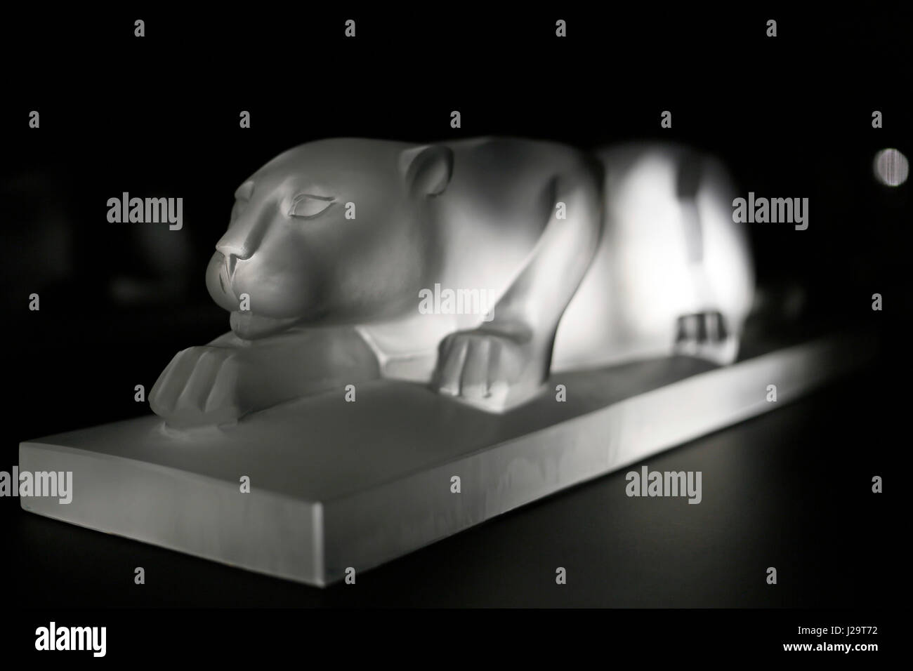 France, Paris. 8ème arrondissement. Petit Palais. Exposition sur le baccarat. Panther, par Georges Chevalier (1937). Banque D'Images