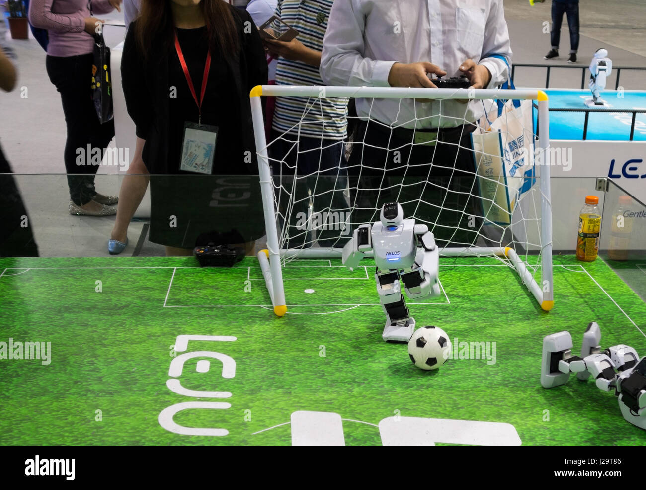 Kicking robot ballon de soccer à un tech expo à Shenzhen, Chine Banque D'Images
