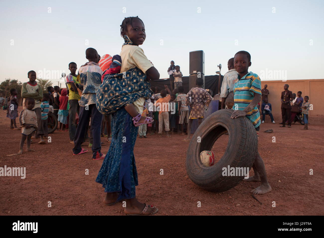 Le Burkina Faso, l'enfant avec sa roue spectateur du festival des enfants de Ouagadougou Banque D'Images