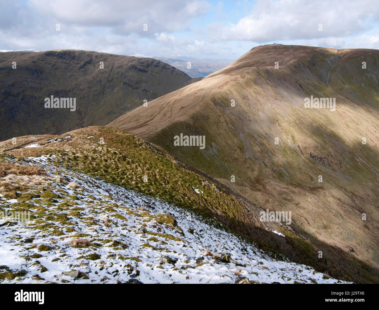 La vue de Froswick, une est tombée sur le fer à cheval, de Kentmere Crag Thornthwaite et Stony Cove Pike, séparés par le col de Threshthwaite bouche profonde Banque D'Images