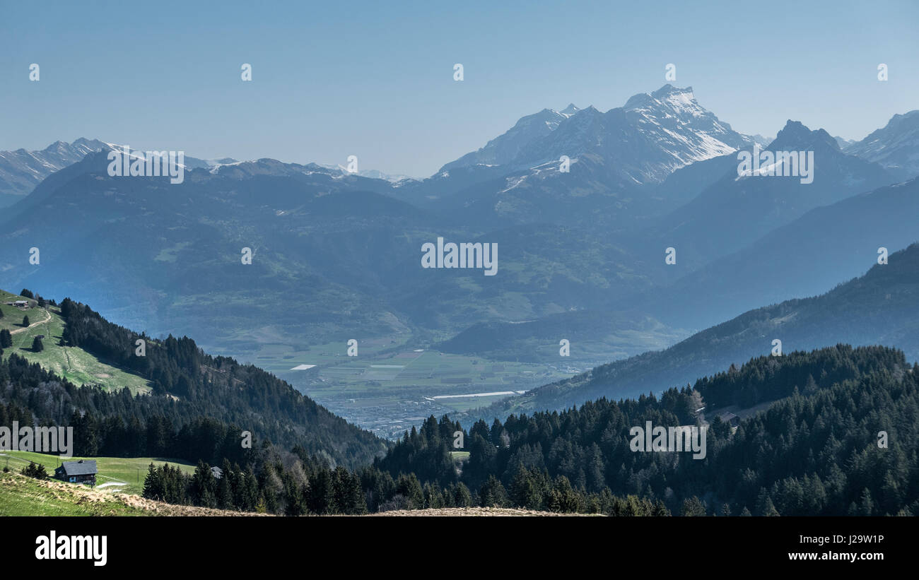 Magnifique paysage de montagne suisse avec une montagne Banque D'Images