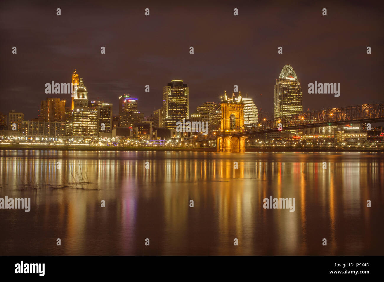 Cool image de Cincinnati prises la nuit. Vous pouvez voir le reflet des lumières de la ville dans la rivière Ohio. Banque D'Images