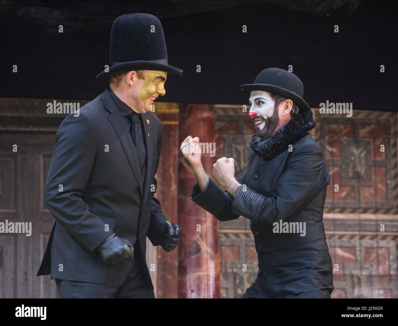 Londres, Royaume-Uni. 26 avril 2017. L-R : Tim Chipping (Paris), Gareth Snook (Lord Capulet). Une séance de photos pour les Shakespearen tragédie Roméo et Juliette au Théâtre du Globe. Le jeu est réalisé par Daniel Kramer avec Kirsty Bushell comme Julia et Edward Hogg en Roméo. Il s'étend du 22 avril au 9 juillet 2017. Banque D'Images