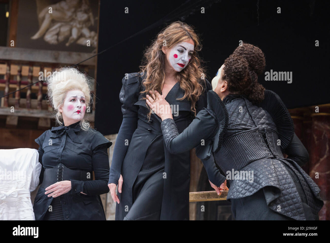 Londres, Royaume-Uni. 26 avril 2017. L-R : Blythe Duff (infirmière), Kirsty Bushell (Juliette), Martina Laird (Lady Capulet). Une séance de photos pour les Shakespearen tragédie Roméo et Juliette au Théâtre du Globe. Le jeu est réalisé par Daniel Kramer avec Kirsty Bushell comme Julia et Edward Hogg en Roméo. Il s'étend du 22 avril au 9 juillet 2017. Banque D'Images