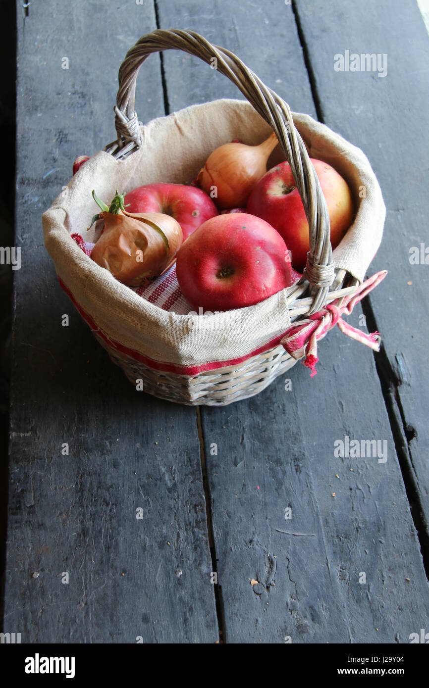 Les pommes fraîches dans un panier, copy space Banque D'Images