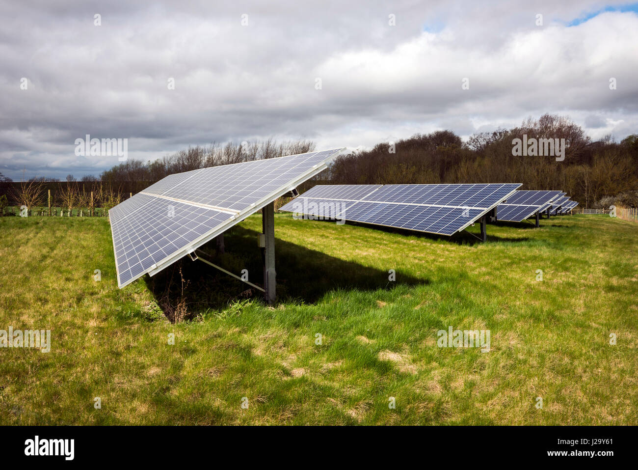 Panneaux solaires dans un champ agricole dans le Cambridgeshire, Royaume-Uni Banque D'Images