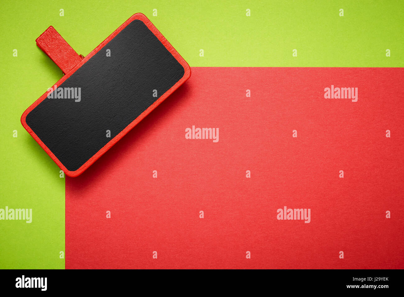 Label rouge et papier vert Banque D'Images