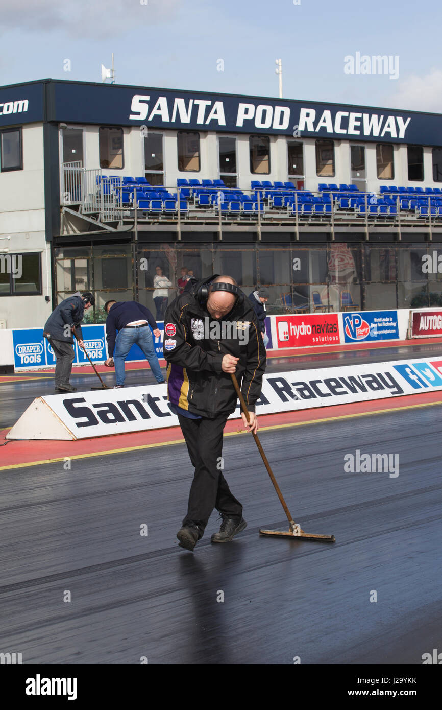 Santa Pod Raceway, situé à Podington, Bedfordshire, en Angleterre, est le premier lieu de drague permanente, construit sur une ancienne base aérienne de LA SECONDE GUERRE MONDIALE. Banque D'Images