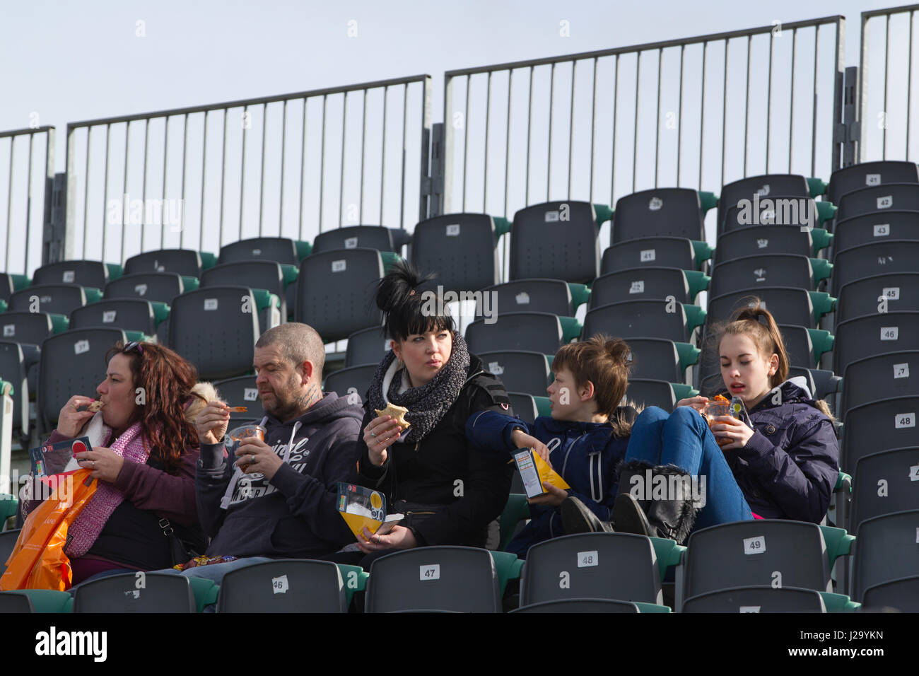 Santa Pod Raceway, situé à Podington, Bedfordshire, en Angleterre, est le premier lieu de drague permanente, construit sur une ancienne base aérienne de LA SECONDE GUERRE MONDIALE. Banque D'Images
