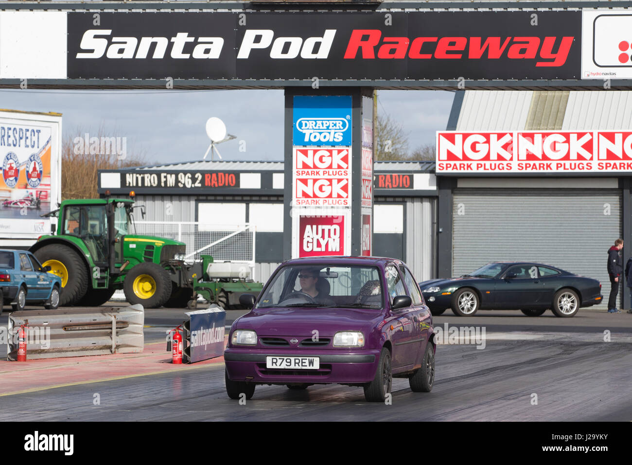Santa Pod Raceway, situé à Podington, Bedfordshire, en Angleterre, est le premier lieu de drague permanente, construit sur une ancienne base aérienne de LA SECONDE GUERRE MONDIALE. Banque D'Images