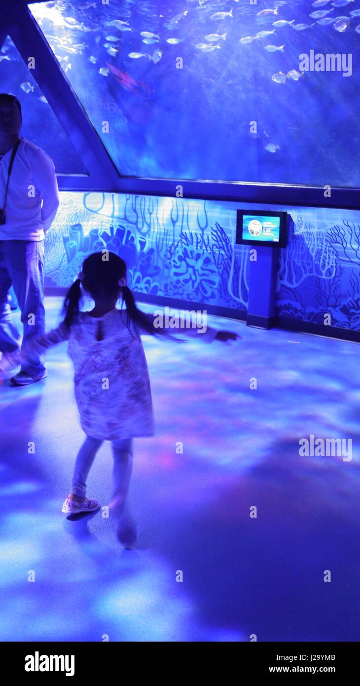 Fille, c'est danser dans l'eau Banque D'Images