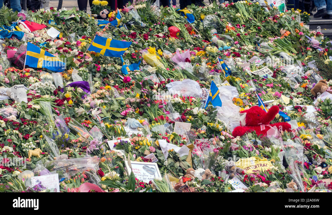 STOCKHOLM, Suède - 09 avril, 2017:Tributs floraux à Stockholm, l'attaque du chariot Banque D'Images