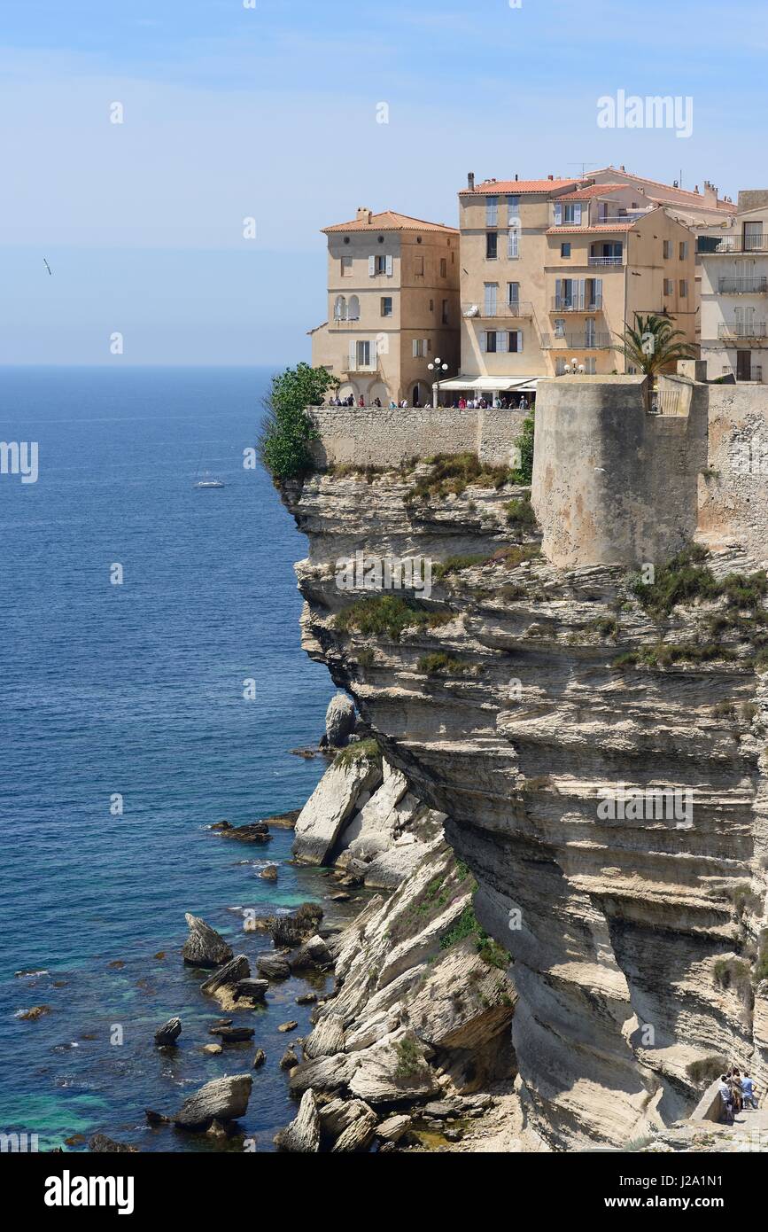 De grands morceaux de pierre calcaire tombé la falaise de Bonifacio Banque D'Images