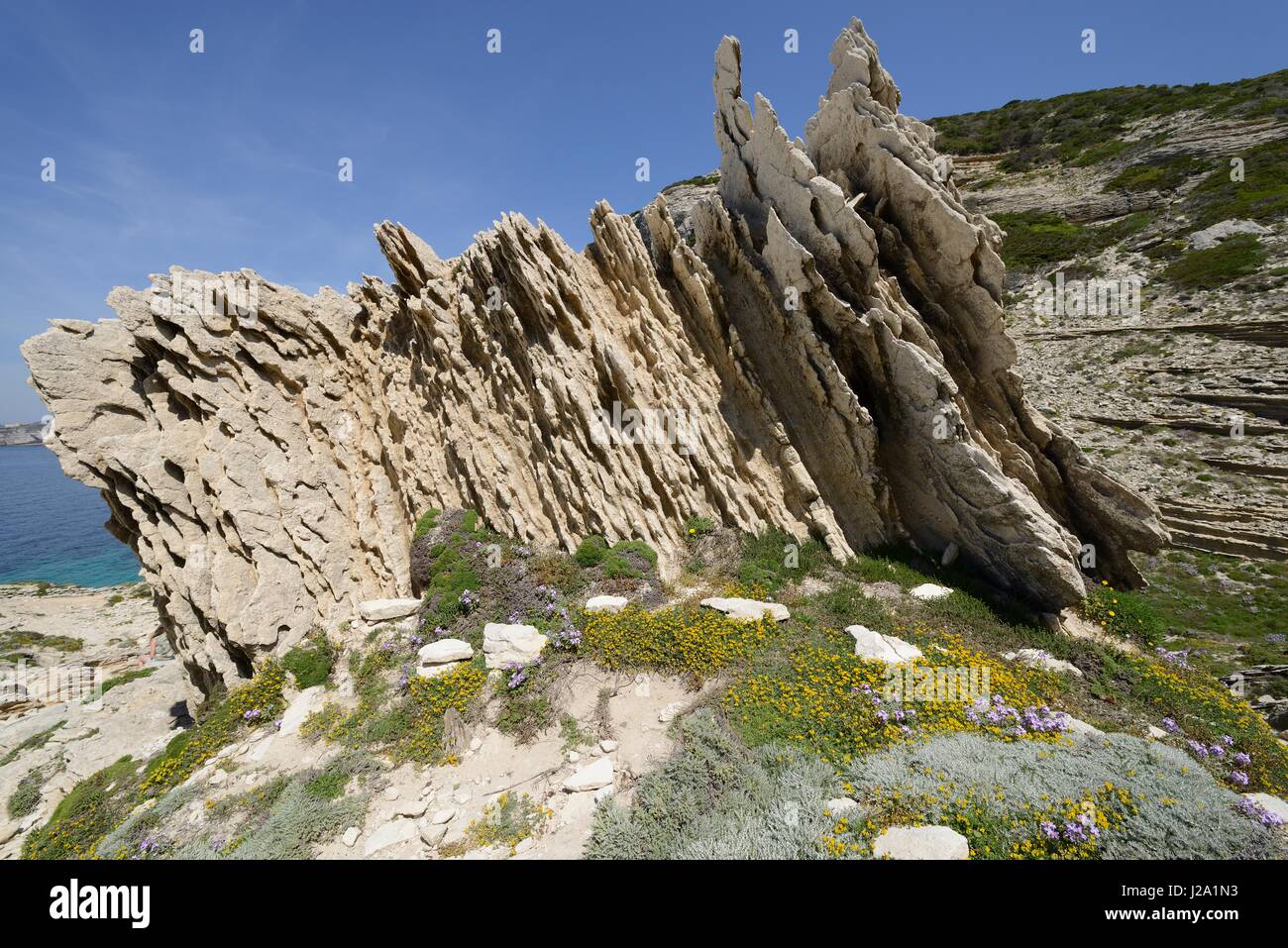 De grands morceaux de pierre calcaire tombé la falaise de Bonifacio Banque D'Images