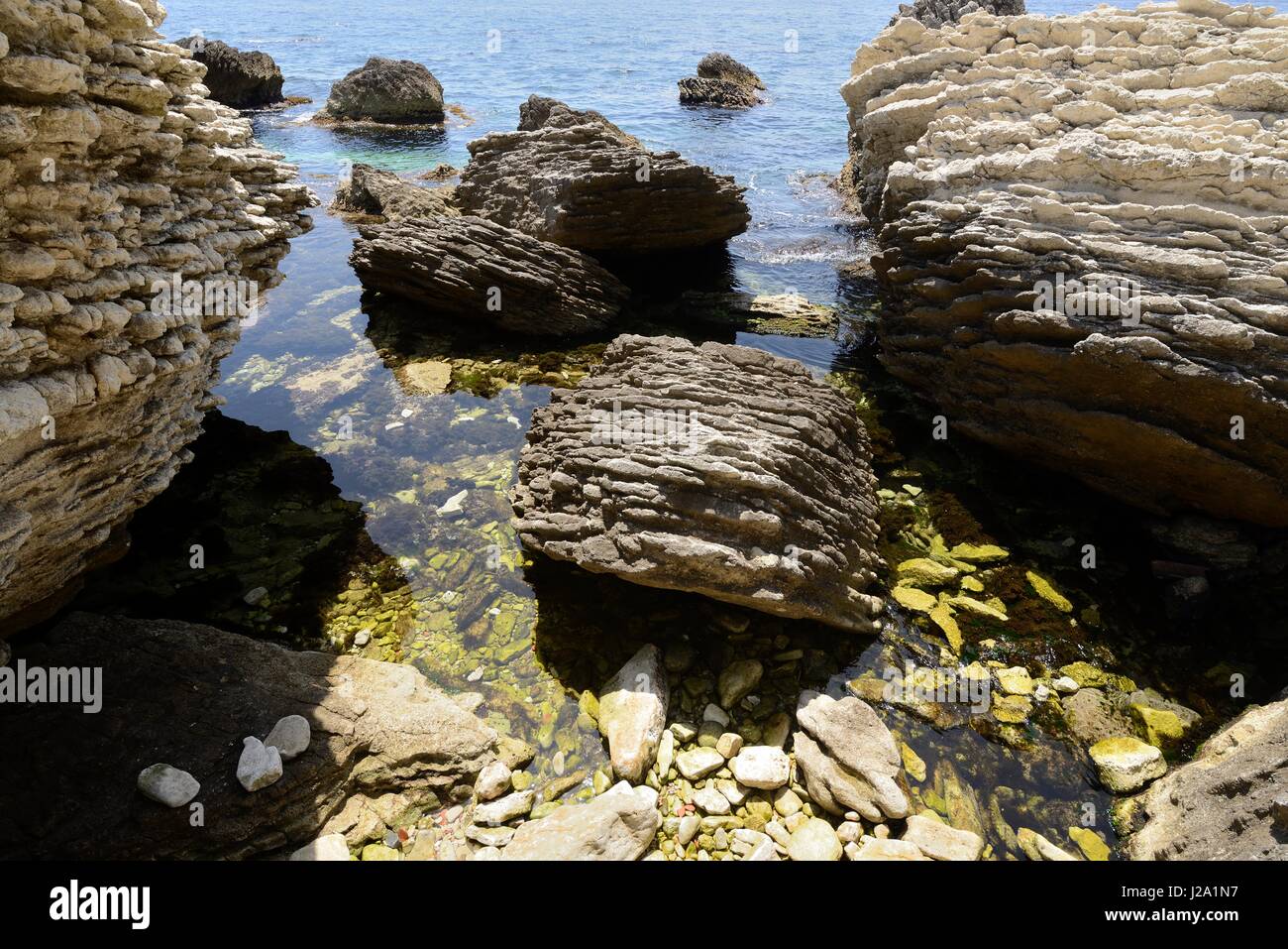 De grands morceaux de pierre calcaire tombé la falaise de Bonifacio Banque D'Images