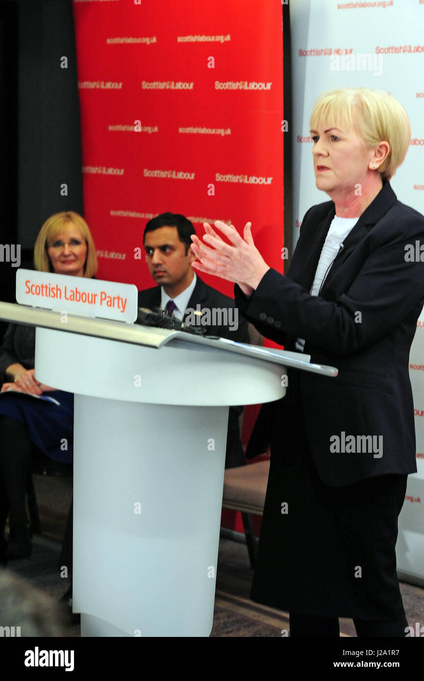 Leader travailliste écossais Johann Lamont lors de la présentation du rapport de la commission de transfert du parti, en tant que leader adjoint Anas Sarwar MP et d'ombre dans le secrétaire écossais Gouvernement britannique, Margaret Curran, regard sur Banque D'Images