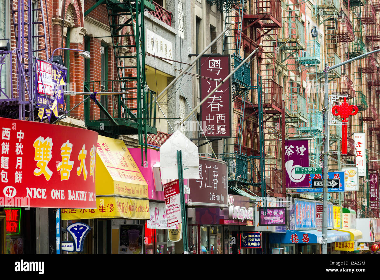 Les affiches de magasins de Chinatown et les immeubles à appartements, Manhattan, New York Banque D'Images