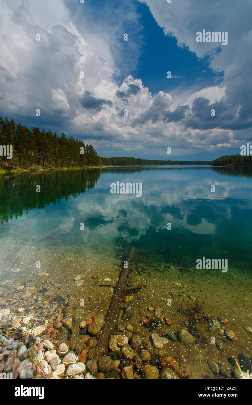 Ciel nuageux se reflétant dans le lac Clear, en bas sont les lignes externes Banque D'Images