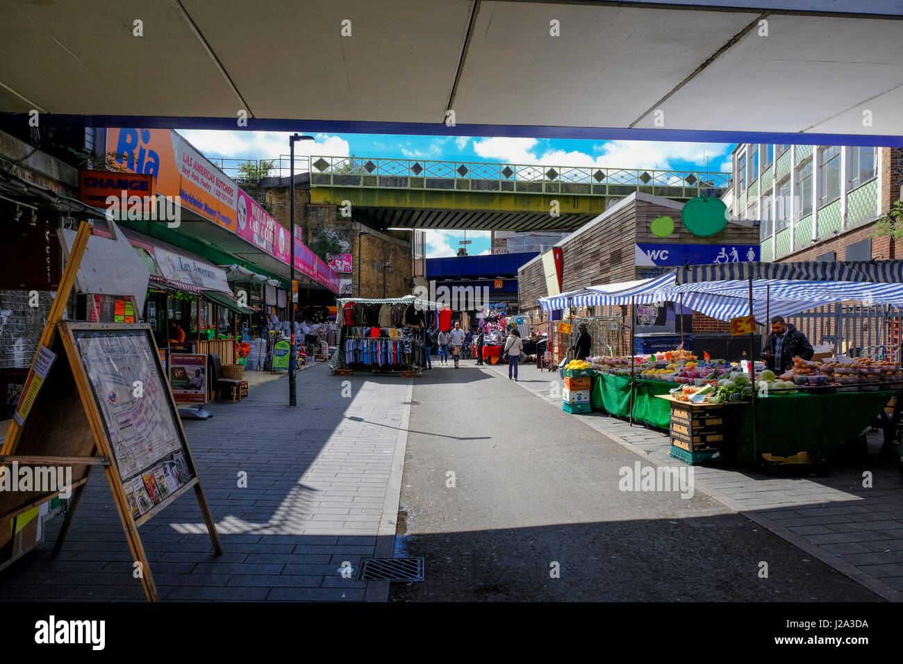 Marché de Brixton, sous la station de Brixton Banque D'Images