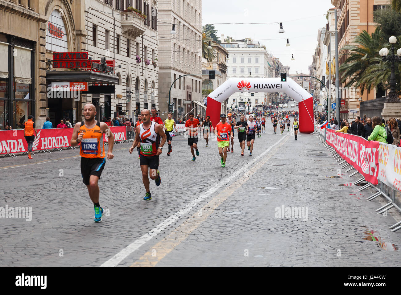 Rome, Italie - 2 Avril 2017 : Les athlètes du 23e Marathon de Rome au passage dans la Via Nazionale, à quelques kilomètres de l'arrivée. Banque D'Images